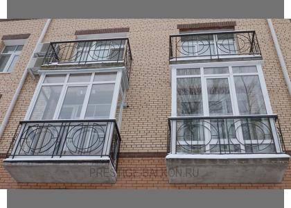 Французское остекление балкона пластиковыми окнами с фигурными ограждениями в Красногорске