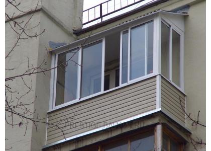 Холодное остекление балкона раздвижными окнами с выносом и крышей в Красногорске
