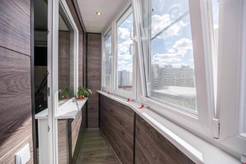 Тёплое остекление балкона профилем Rehau c отделкой ламинатом в Красногорске