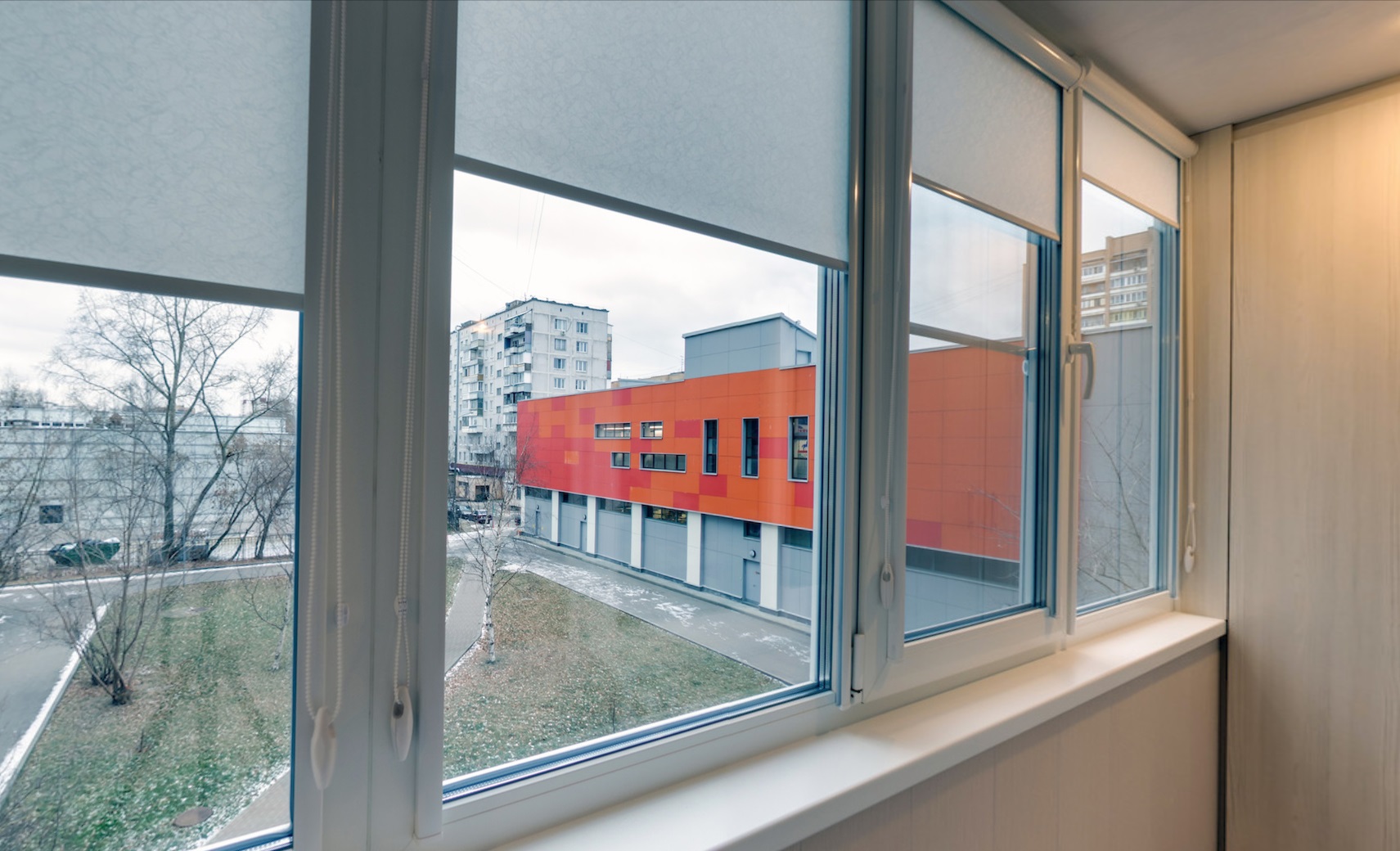 Теплое остекление балкона профилем REHAU с отделкой и выпадающими шторами в Красногорске