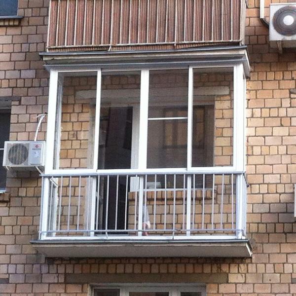 Французское остекление балкона от пола до потолка с ограждением в Красногорске