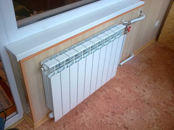 Теплое остекление балкона пластиковыми окнами и установкой масляного обогревателя в Красногорске